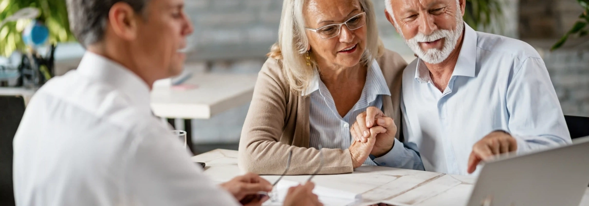 Couple de seniors comparant des complémentaires santé pour réduire le prix de leur mutuelle