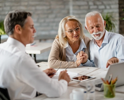 Couple de seniors comparant des complémentaires santé pour réduire le prix de leur mutuelle