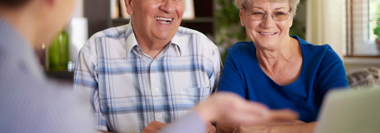 Senior accompagné pour comprendre les remboursements réels de sa mutuelle