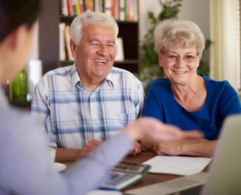 Senior accompagné pour comprendre les remboursements réels de sa mutuelle