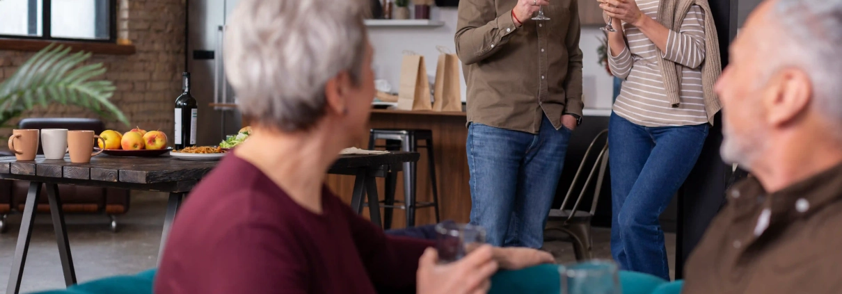 Aidant familial utilisant une solution technologique pour sécuriser un parent âgé à domicile