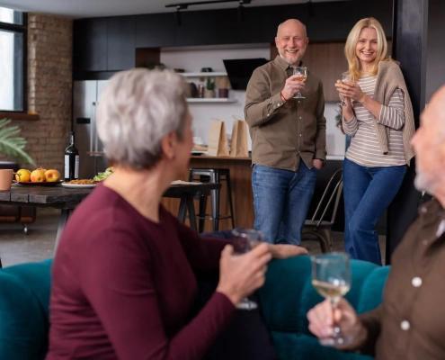 Aidant familial utilisant une solution technologique pour sécuriser un parent âgé à domicile