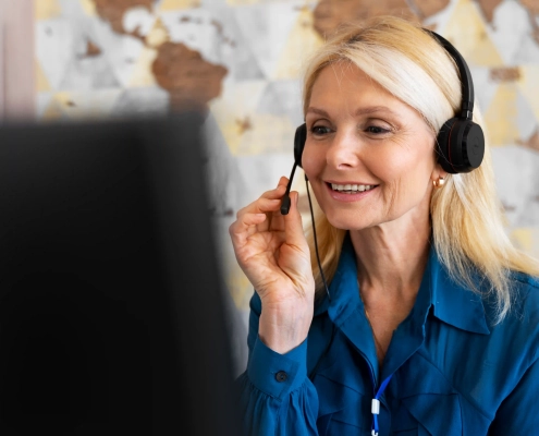 Opératrice d’un centre de téléassistance prenant en charge une alerte d’urgence d’une personne âgée.