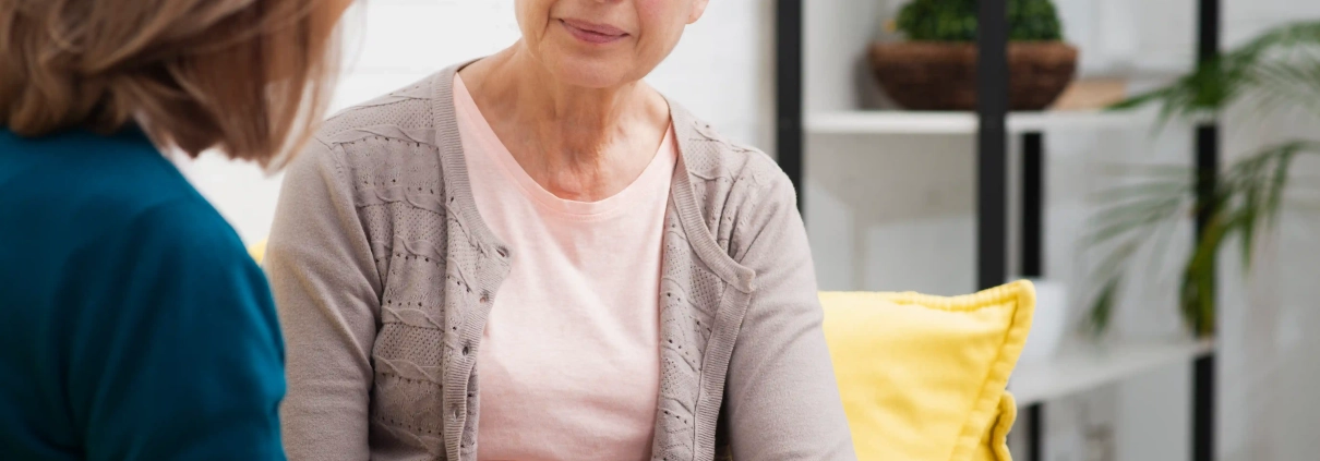 Senior échangeant avec un psychologue lors d'une consultation après 60 ans