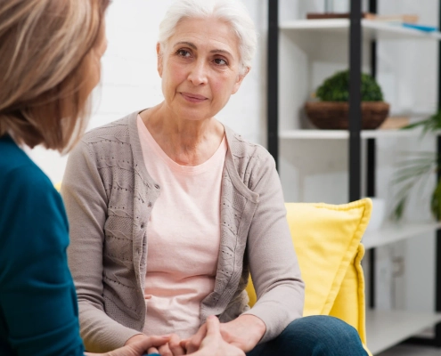 Senior échangeant avec un psychologue lors d'une consultation après 60 ans