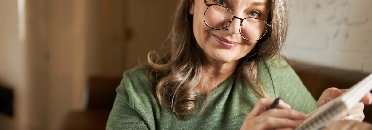 Senior prenant soin de son moral au quotidien grâce à des habitudes simples et équilibrées