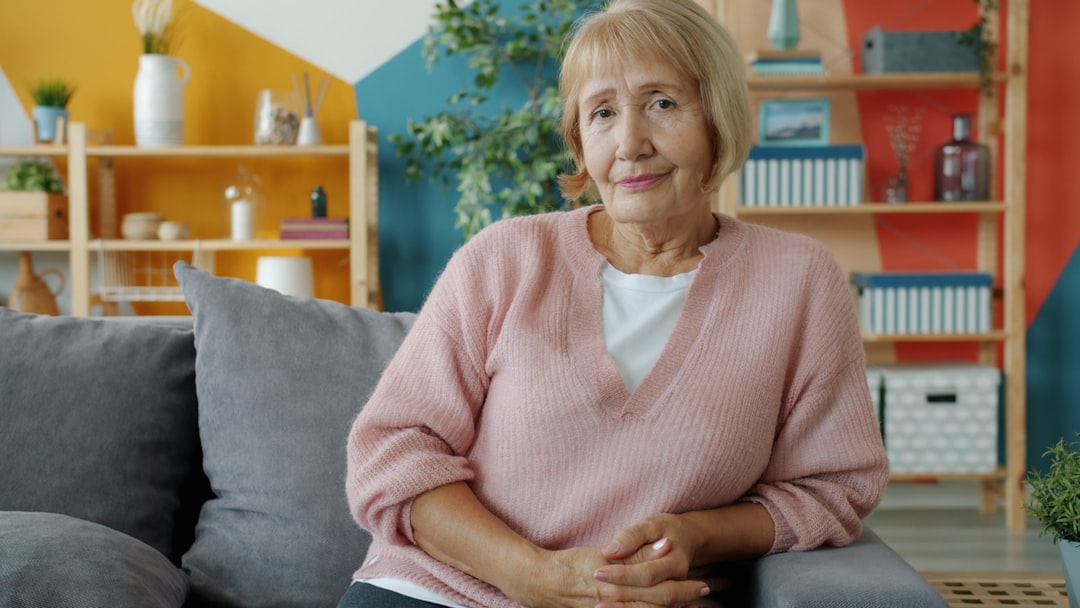 Senior autonome à domicile avec la téléassistance Sérénitis