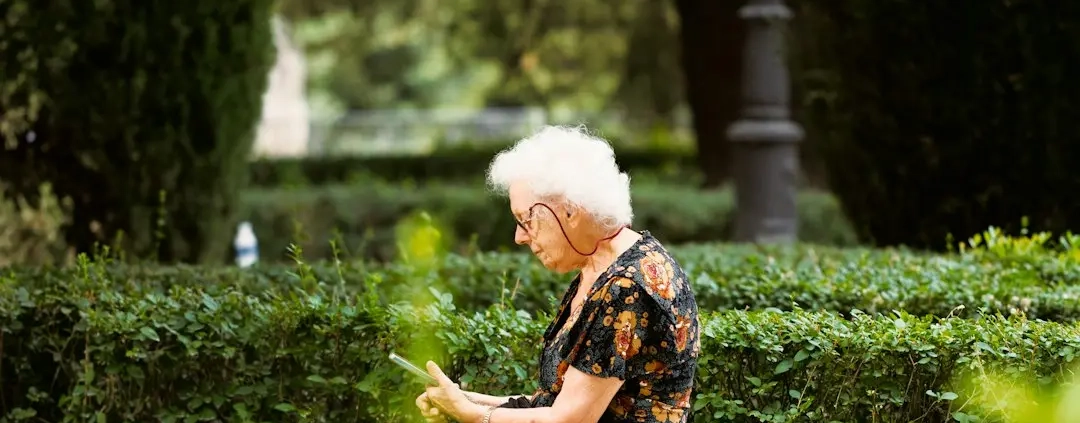 Senior utilisant son téléphone pendant une promenade, illustration de la géolocalisation et de la téléassistance mobile