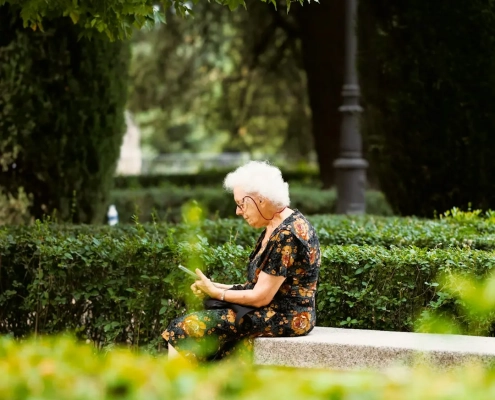 Senior utilisant son téléphone pendant une promenade, illustration de la géolocalisation et de la téléassistance mobile