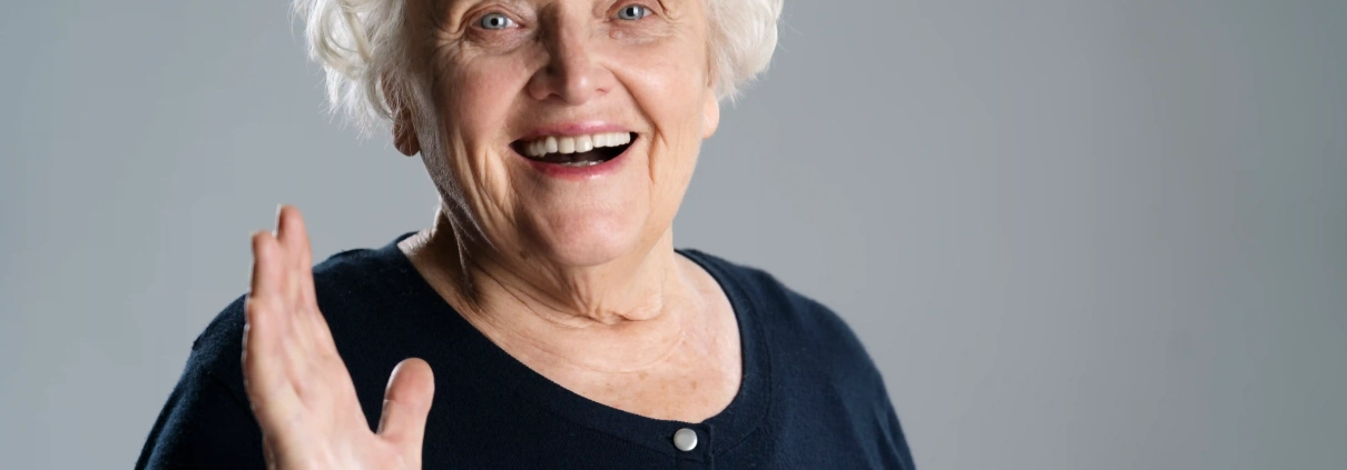 Téléassistance senior Confort Sérénitis à domicile et en mobilité avec bouton SOS