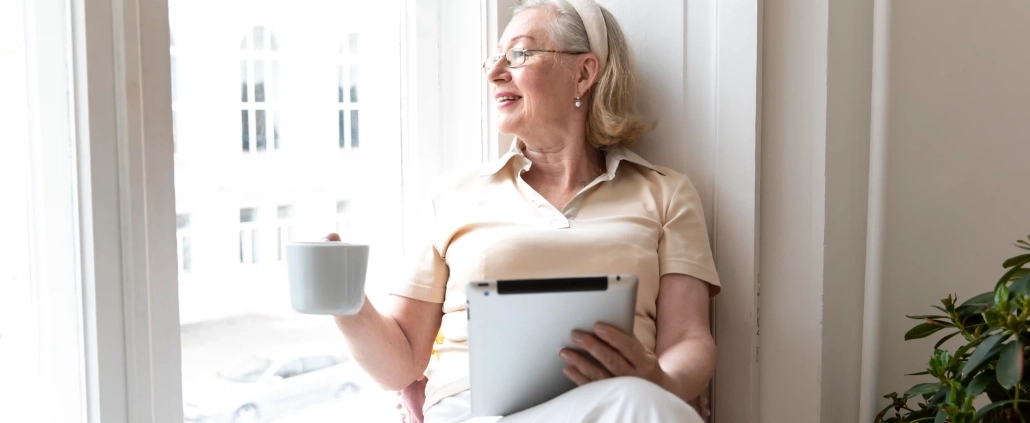 Personne âgée vivant seule à domicile avec une solution de téléassistance