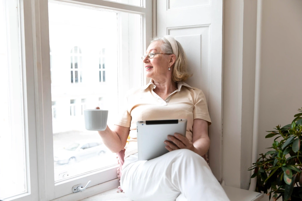 Personne âgée vivant seule à domicile avec une solution de téléassistance