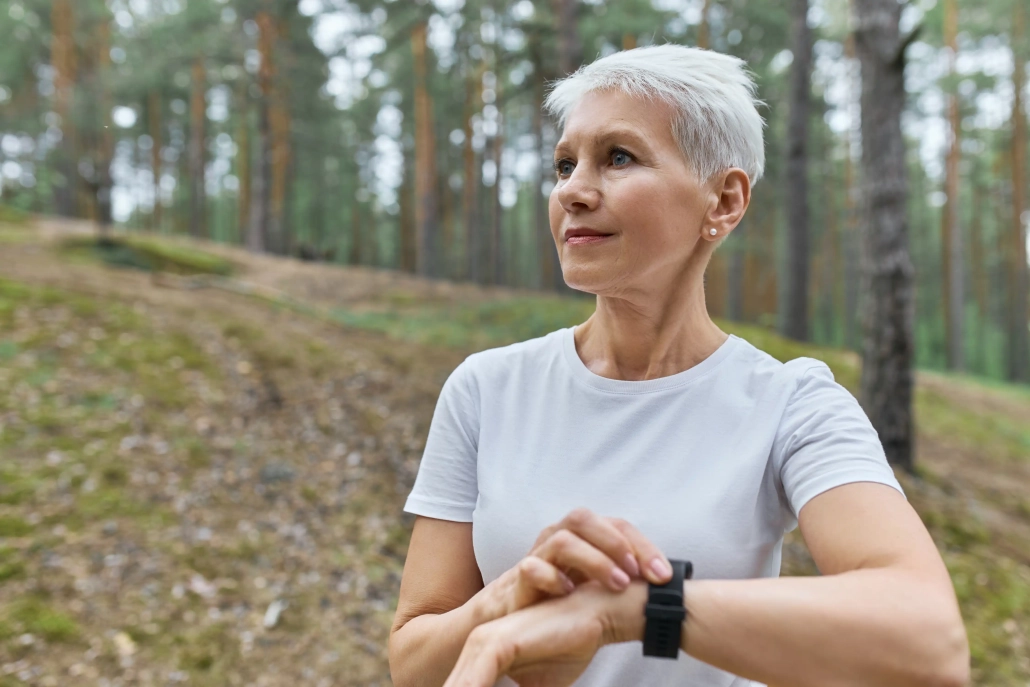 Senior déclenchant une alerte avec un bouton SOS de téléassistance