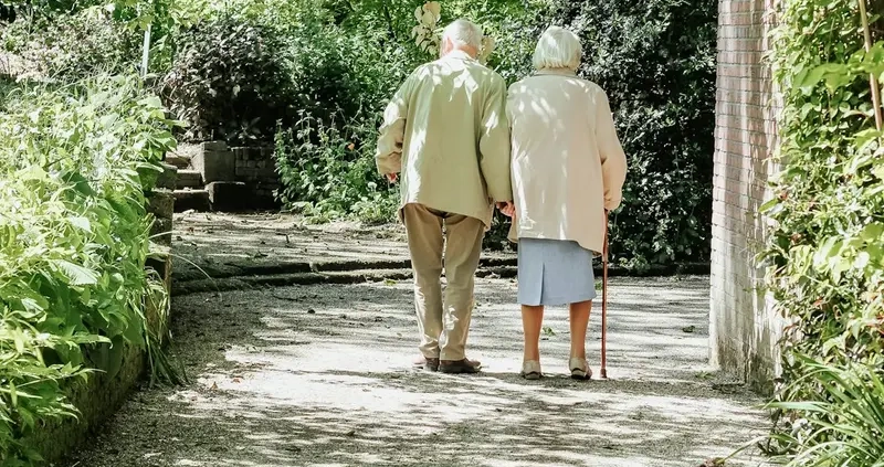 Senior en mobilité avec une solution de téléassistance