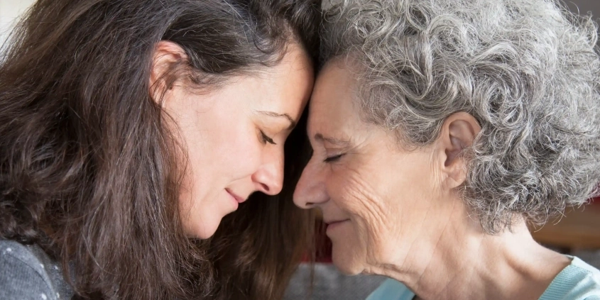 Senior et aidante familiale accompagnés par une solution de téléassistance