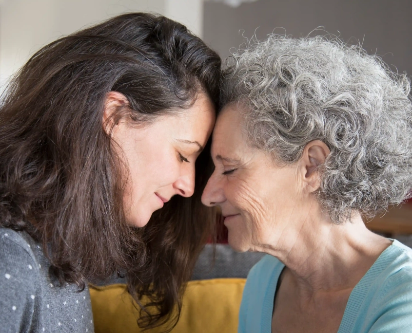Senior et aidante familiale accompagnés par une solution de téléassistance