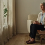 senior-utilisant-une-teleassistance-compatible-avec-smartpho Senior utilisant une téléassistance compatible avec smartphone, montre connectée et domotique