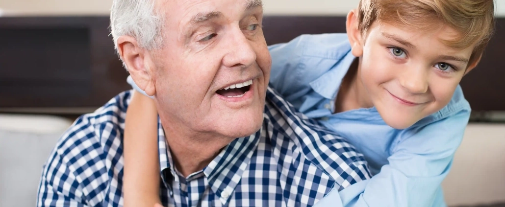 Senior vivant seul accompagné par un proche grâce à la téléassistance