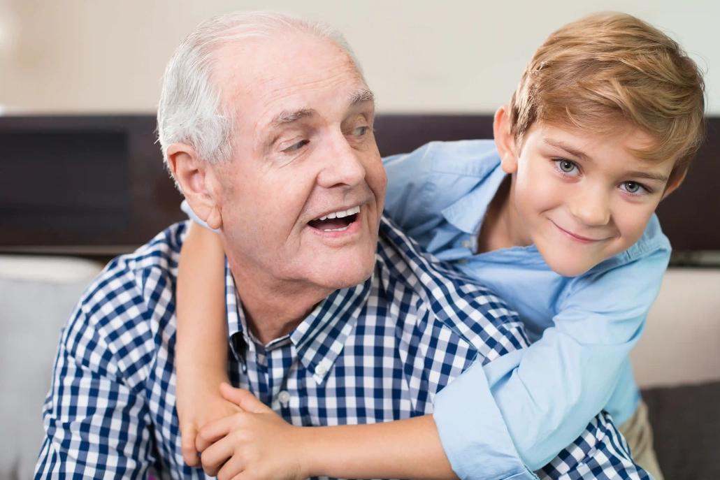 Senior vivant seul accompagné par un proche grâce à la téléassistance