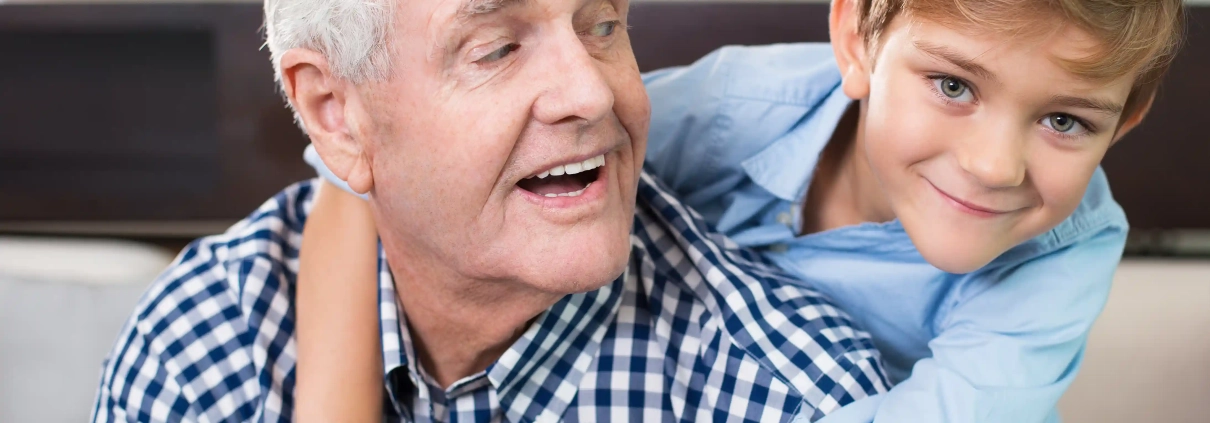 Senior vivant seul accompagné par un proche grâce à la téléassistance