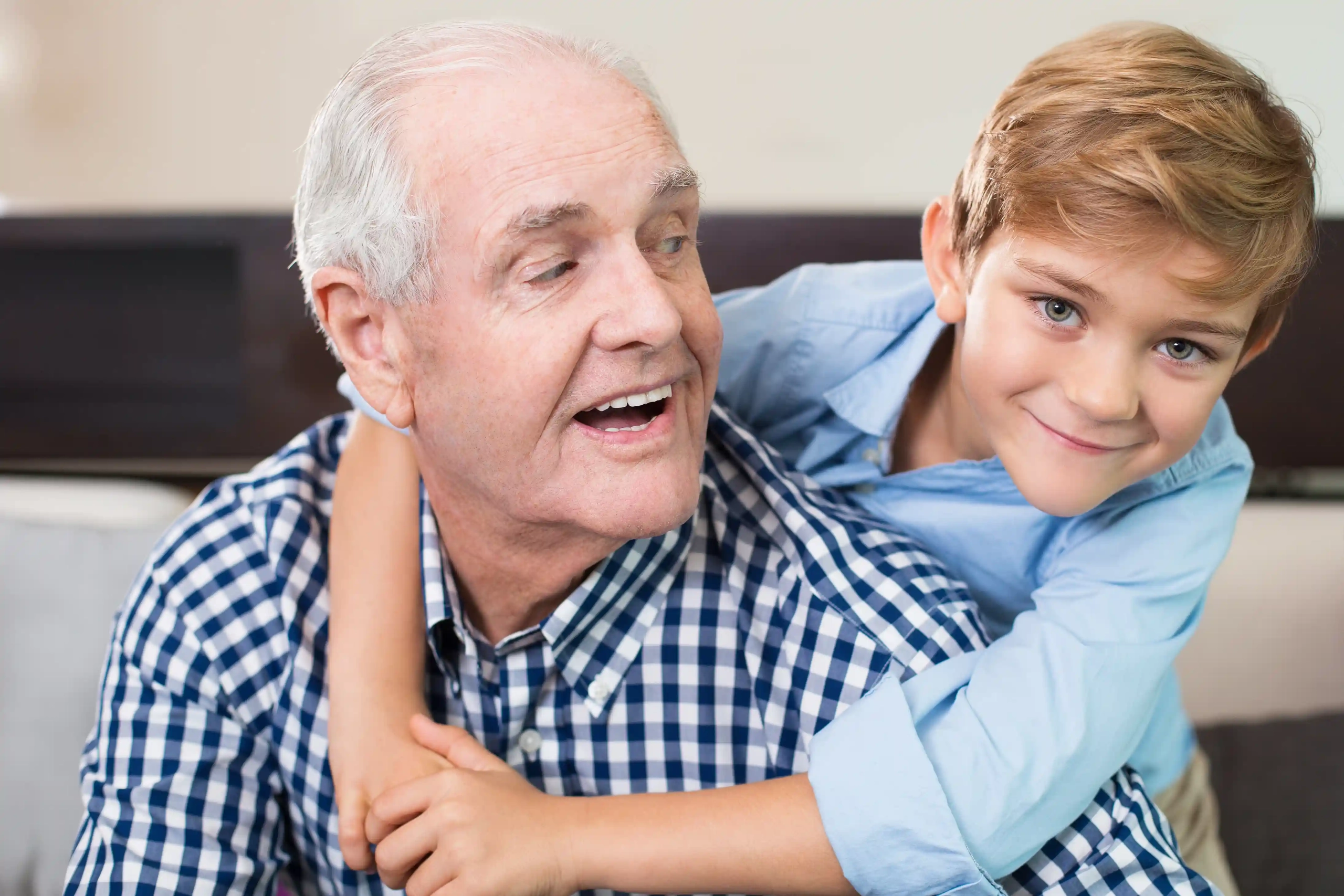 Senior vivant seul accompagné par un proche grâce à la téléassistance
