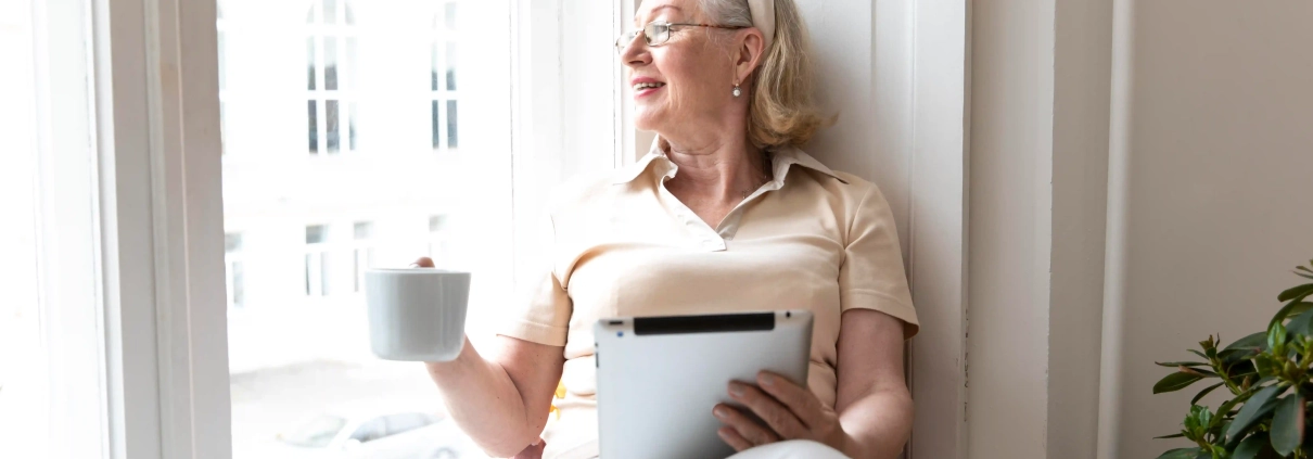 Personne âgée vivant seule à domicile avec une solution de téléassistance